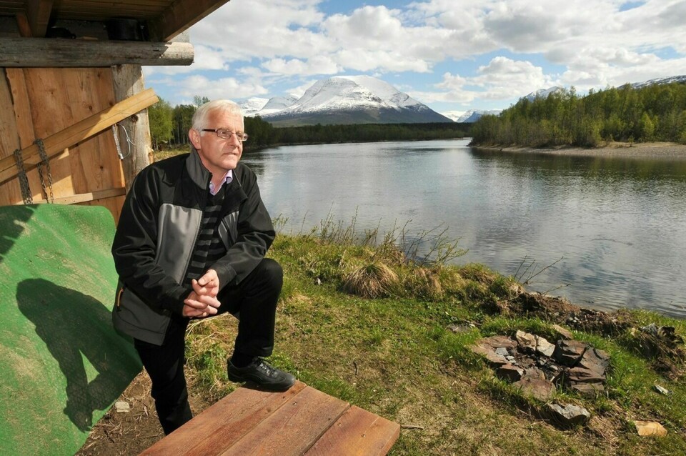 SER FRAMOVER: Odd-Helge Utby håper de nye reglene vil beskytte holaksen slik at bestanden i elva bevares. Foto: Terje Tverås
