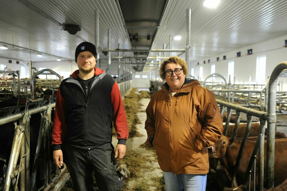 NYBYGG: Jørgen Slettmo forteller landbruksministeren om prosessen som ledet fram mot at han i fjor kunne fylle sin flunkende nye fjøs med ei melkekvote på over 420 tonn melk i året. Foto: Maiken Kiil Kristiansen