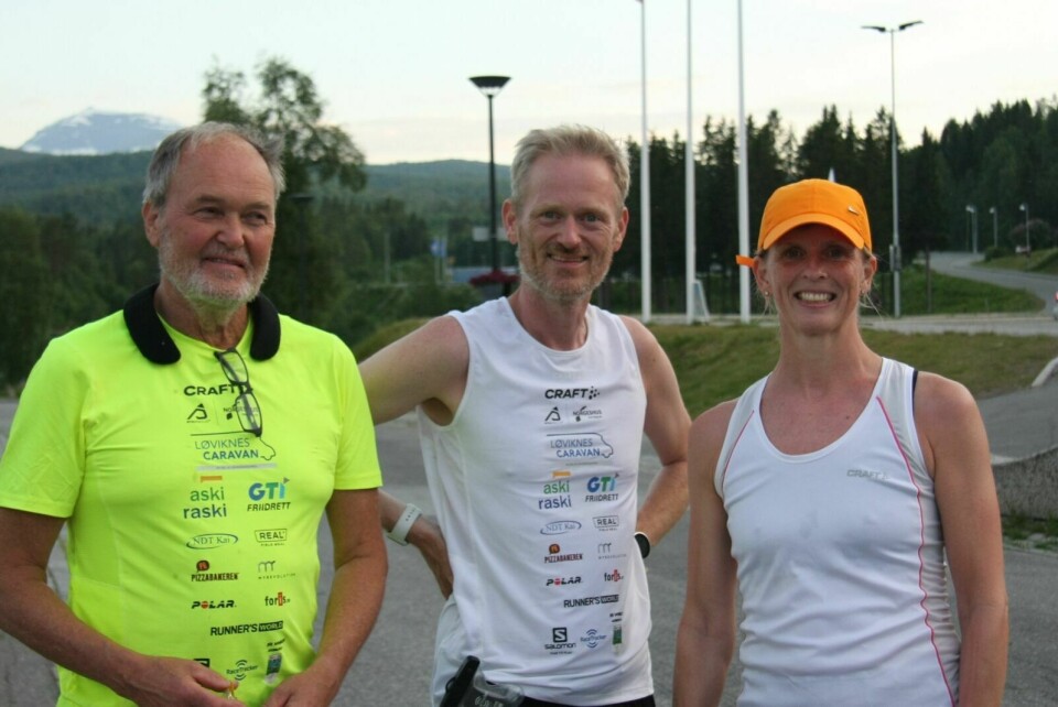 MANN ELLER MASKIN?: Simen Holvik (i midten) har tilbakelagt en fjerdedel av distansen han skal løpe. Her var han akkurat kommet inn til Andselv sammen med Gry Eldor Finbakken (t.h.) som løp siste drøye mila med ham, og pappa Audun Holvik (t.v.) også kjent som «Mr. Bobil». Foto: Kristine Aarhaug
