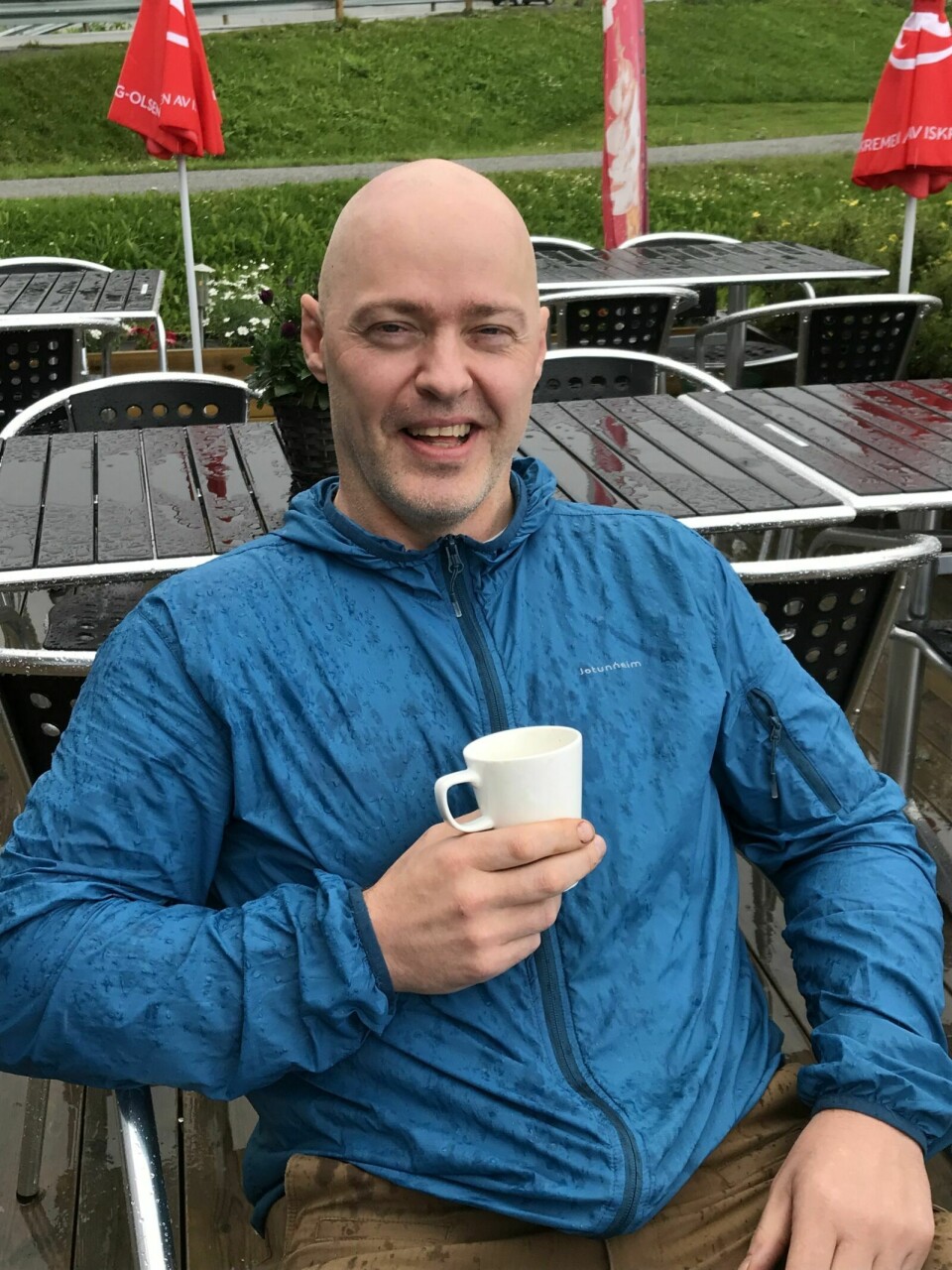 KAFFE I REGNET: Jan- Frode Sanner, Sagelvvatn, nyter en kopp kaffe utendørs. Til tross for været. Foto: Leif A. Stensland