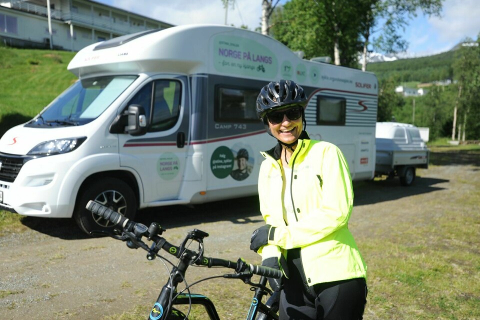 SYKLER: På Instagram kan man følge reisen til Stina Nordine som sykler Norge på langs for organdonasjon. I helga var hun innom Balsfjord. Foto: Maiken Kiil Kristiansen