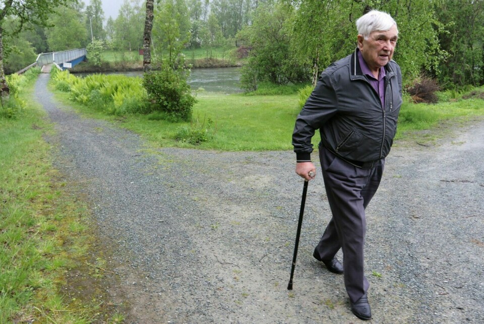 STRAMME OPP: 90 år gamle Emil Sjøtun håper folk blir flinkere til å ta vare på hundedritt og søppel når de går på tur. Foto: Ivar Løvland