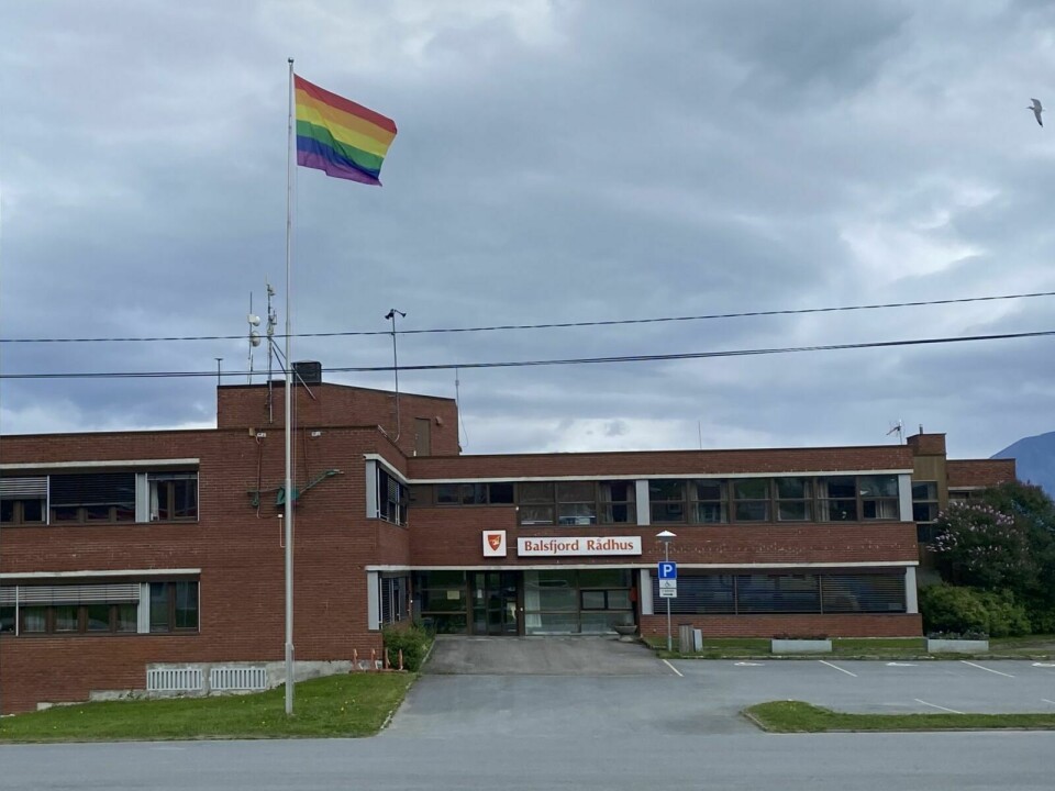 PRIDE: Regnbueflagget har de siste dagene prydet flaggstanga til Balsfjord rådhus. Foto: Maiken Kiil Kristiansen