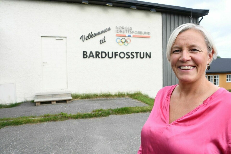 GLISENDE GLAD: Bardufosstuns daglige leder, Linda Nordgård Holmbukt, har god grunn til å smile etter at Bardufosstun tirsdag kunne åpne dørene igjen etter lengre tids nedstenging. Foto: Torbjørn Kosmo