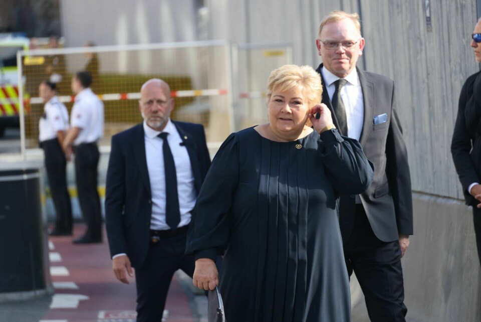 MINNEMARKERING: Statsminister Erna Solberg ankommer minnemarkeringen i regjeringskvartalet. Foto: Geir Olsen / NTB / POOL
