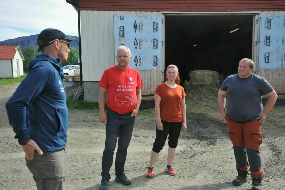 RYSTET: Onsdag besøkte Frank Valø (i rød skjorte) Øimo Gård i Bardu. Han er rystet over planene om bjørnefeller for å skaffe DNA fra rovdyrene midt i beste beitesesongen. Foto: Marius Mikalsen