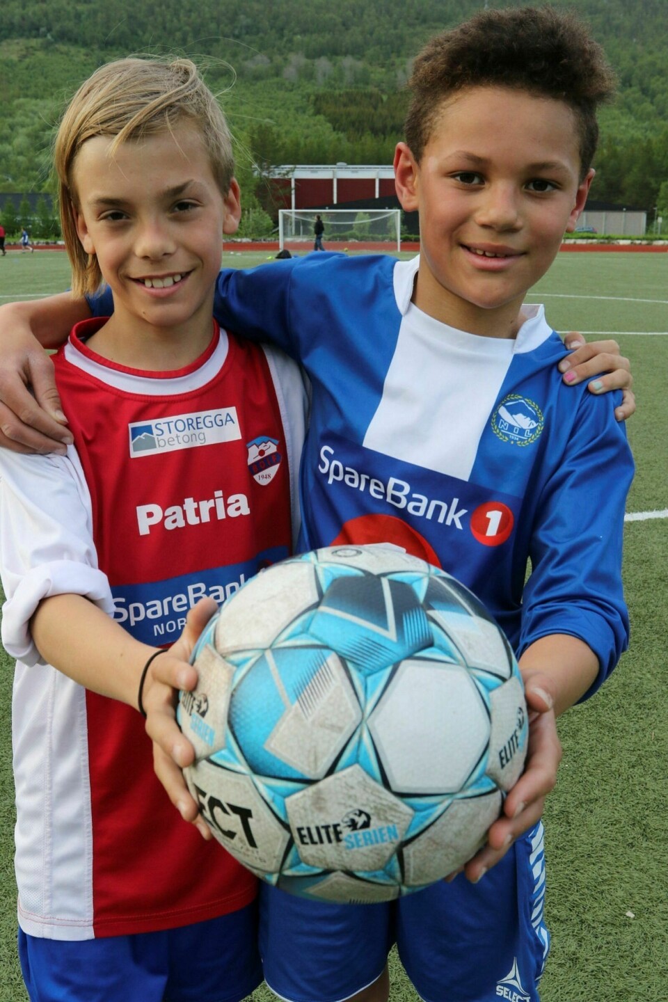 FOTBALLVENNER: NIL-spiller Marco Bansi (10) og BOIF-spiller Martin Nordbakken Presthaug (12) var gode fotballkompiser etter kampslutt. Foto: Ivar Løvland