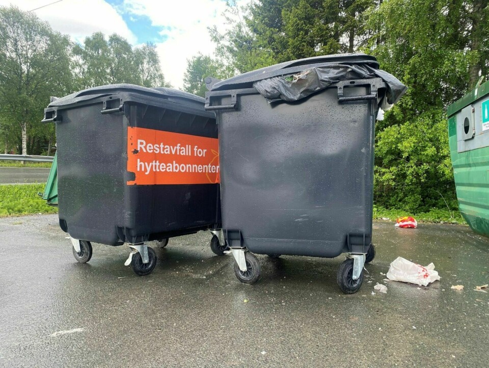 HYTTE: Hyttekonteinere for restavfall er fjernet enkelte steder i Balsfjord. På Storsteinnes er de erstattet med disse dunkene. Foto: Maiken Kiil Kristiansen