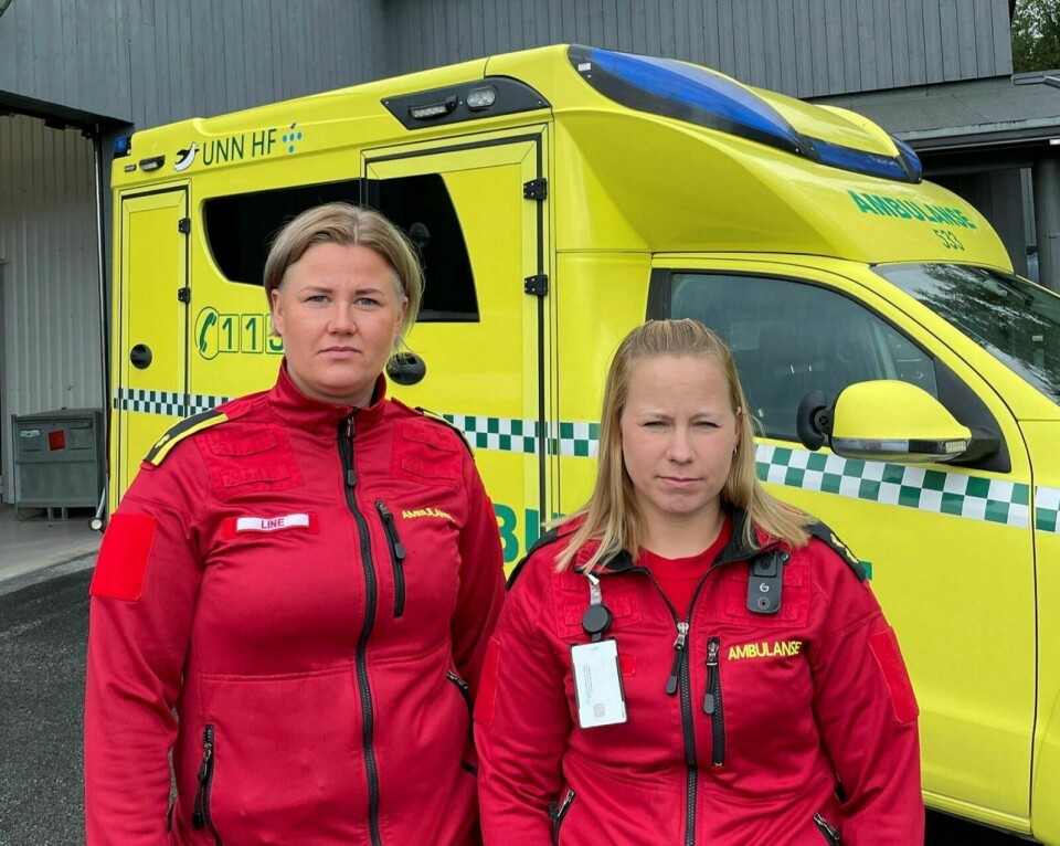 BEKYMRET: Line Engvoll og Nina Nordby er bekymret for både pasientene og beredskapen når veiene er i så dårlig forfatning. Foto: Kristine Aarhaug