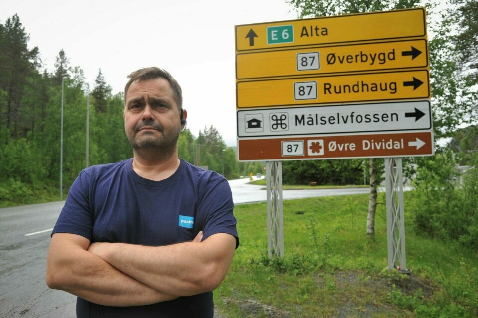 BEGRUNNELSE: Driftsleder Ørjan Nygård har ikke fått en begrunnelse for hvorfor skiltet (i bakgrunnen) står slik det står. Foto: Marius Mikalsen