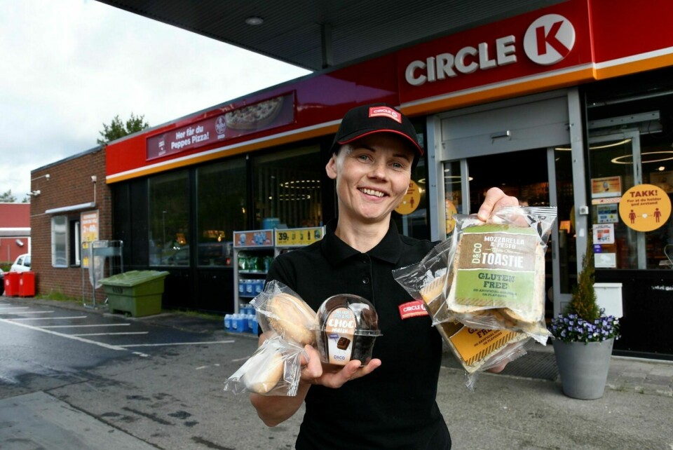 GLUTENFRIE VARER: I sommer kan tilreisende kjøpe glutenfrie varer i større grad på Circle K Buktamoen. Det er daglig leder Renate Alphous glad for. Foto: Torbjørn Kosmo