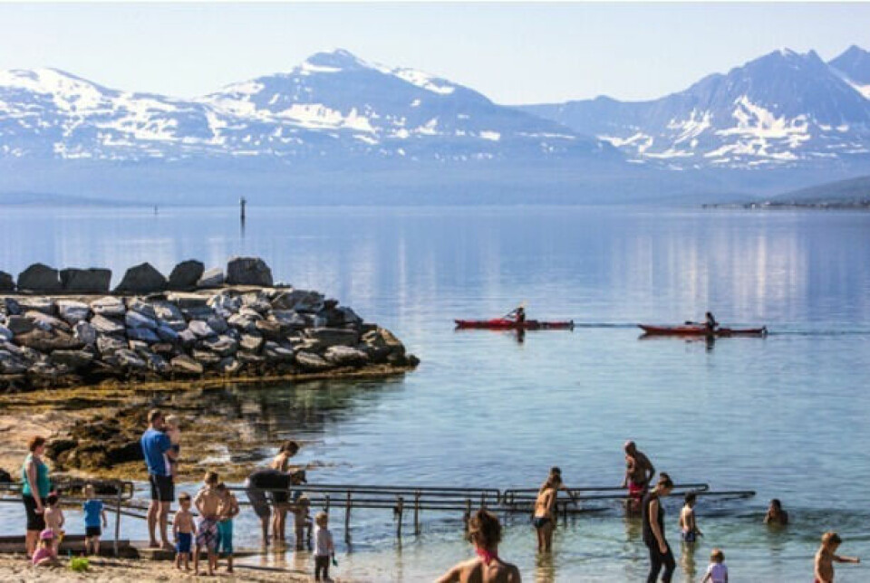 VARMT: Når varmen slår inn i juni, tyr Tromsøværingene til bystranda Telegrafbukta. Både her og i resten av landet blir det sol og varmt de nærmeste dagene. Foto: Jan-Morten Bjørnbakk / NTB