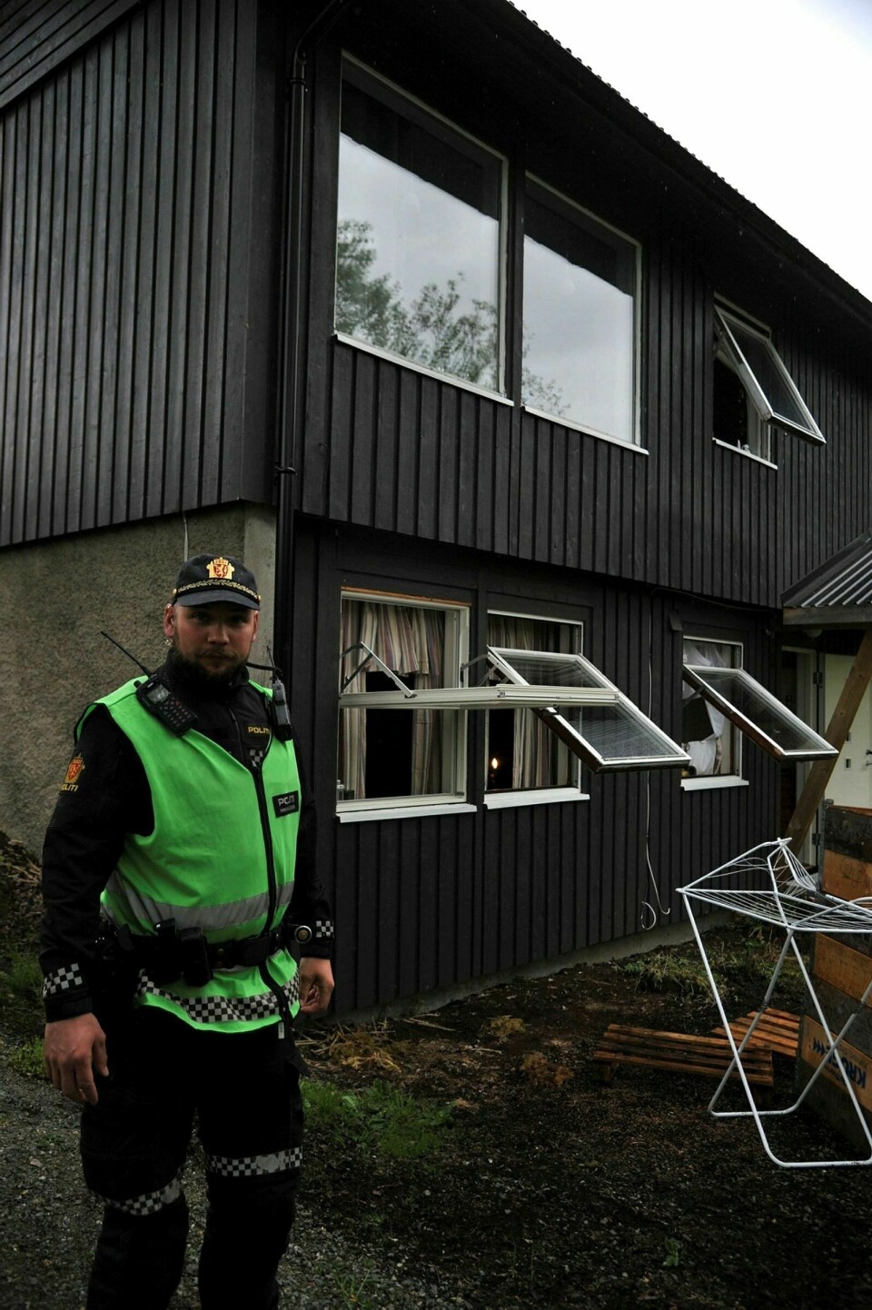 UKJENT ÅRSAK: Politiets innsatsleder på stedet, Andreas Solbakken, forteller det er for tidlig å si årsak til røykutvikling i kjellerleiligheten i bakgrunnen. Foto: Leif A. Stensland