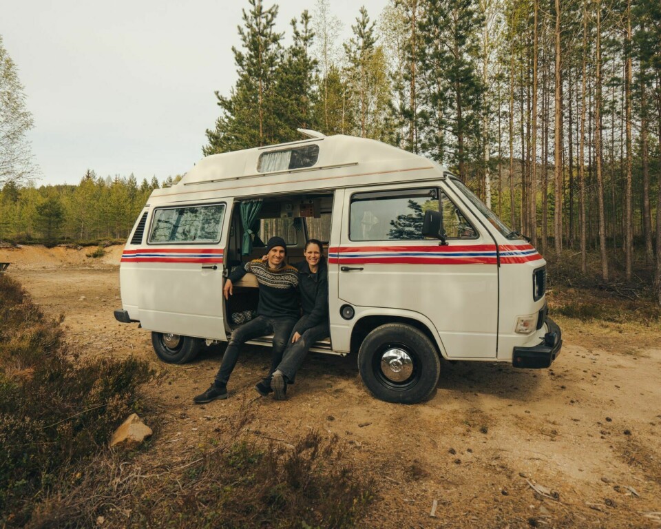 KLASSISK BOBIL: Daniel og Solveig Feidal håper de kan inspirere folk til å dra på kortreiste campingturer, gjerne i en halvgammel bobil fra Volkswagen. Foto: Simon Bræck Hanssen