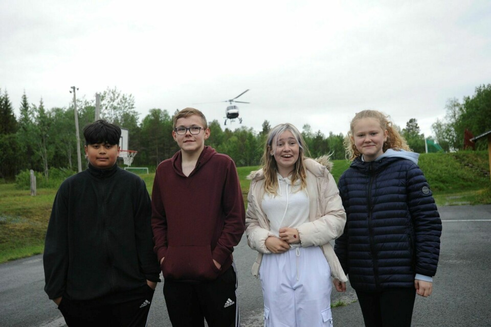 TRETTEN: Daniel Hole (12), Vetle Sten (13), Lila Sofi Simonsen (12) og Mille Bjørkhaug (12) var storfornøyde med å få fly med helikopter på siste skoledag, Foto: Maiken Kiil Kristiansen