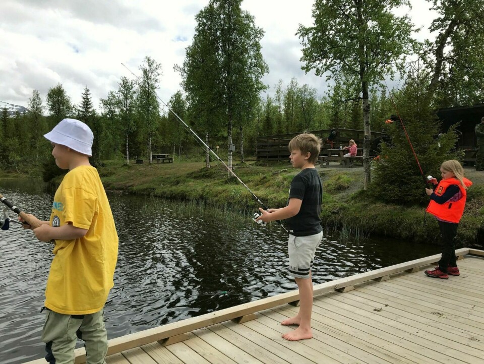 UNGE FISKERE: Isak, Kasper og Leona prøve fiskelykken, men i denne gang var det lite napp å få. Foto: Leif A. Stensland