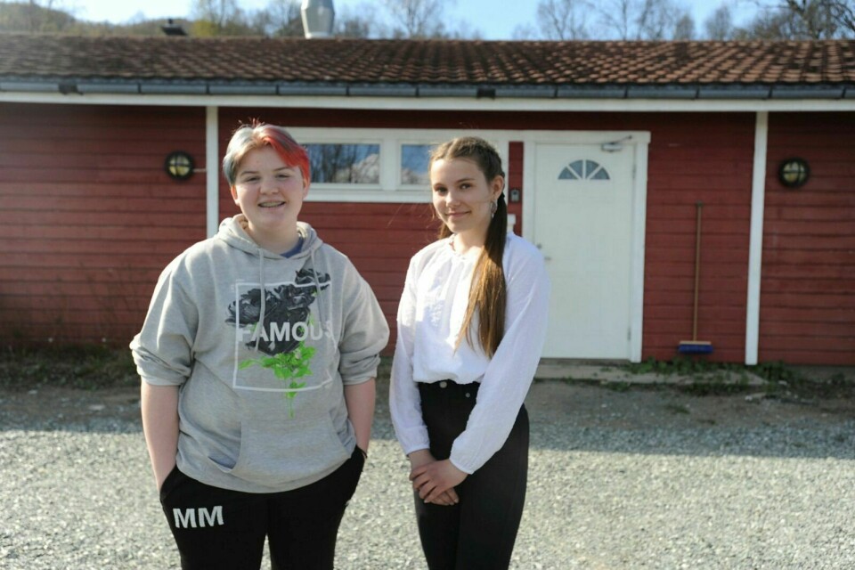FORNØYDE: Jenny Mikkelsen og Nora Mikkelsen tror de kommer til å trives veldig godt på ungdommens nye møtested i Fuglelia. Foto: Maiken Kiil Kristiansen