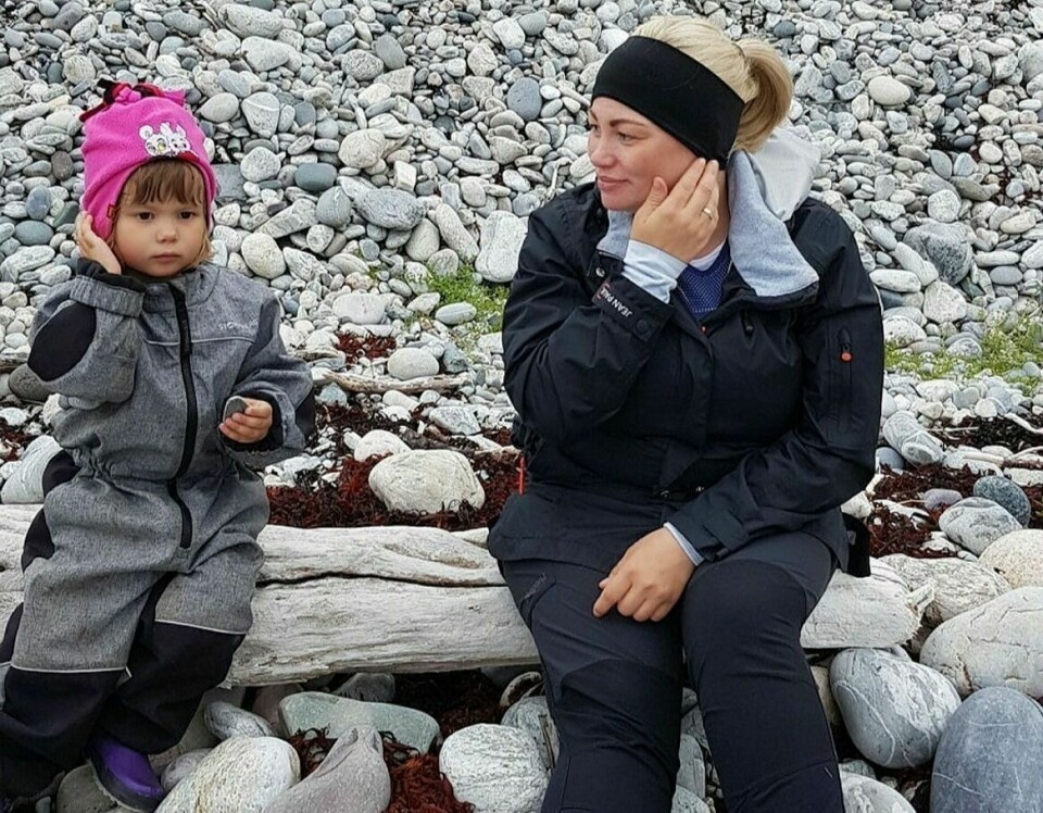 MORSMÅLET: Inger Lise Mienna Oskal bor i Sørreisa, men er opprinnelig fra Karasjok. Hun hadde håpet at ungene hennes fra høsten av skulle kunne snakke samisk i barnehagen. Foto: Privat