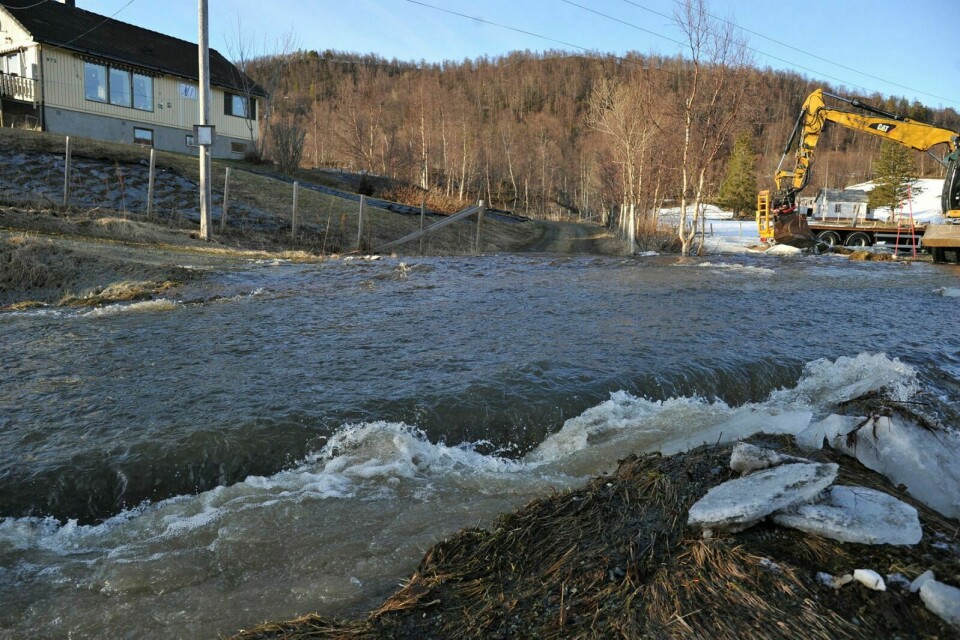 OVERSVØMMELSE: Store vannmasser fra en bekk sørget for kraftig oversvømmelse over fylkesveien forbi Furudalen i Balsfjord kommune. Foto: Leif A. Stensland