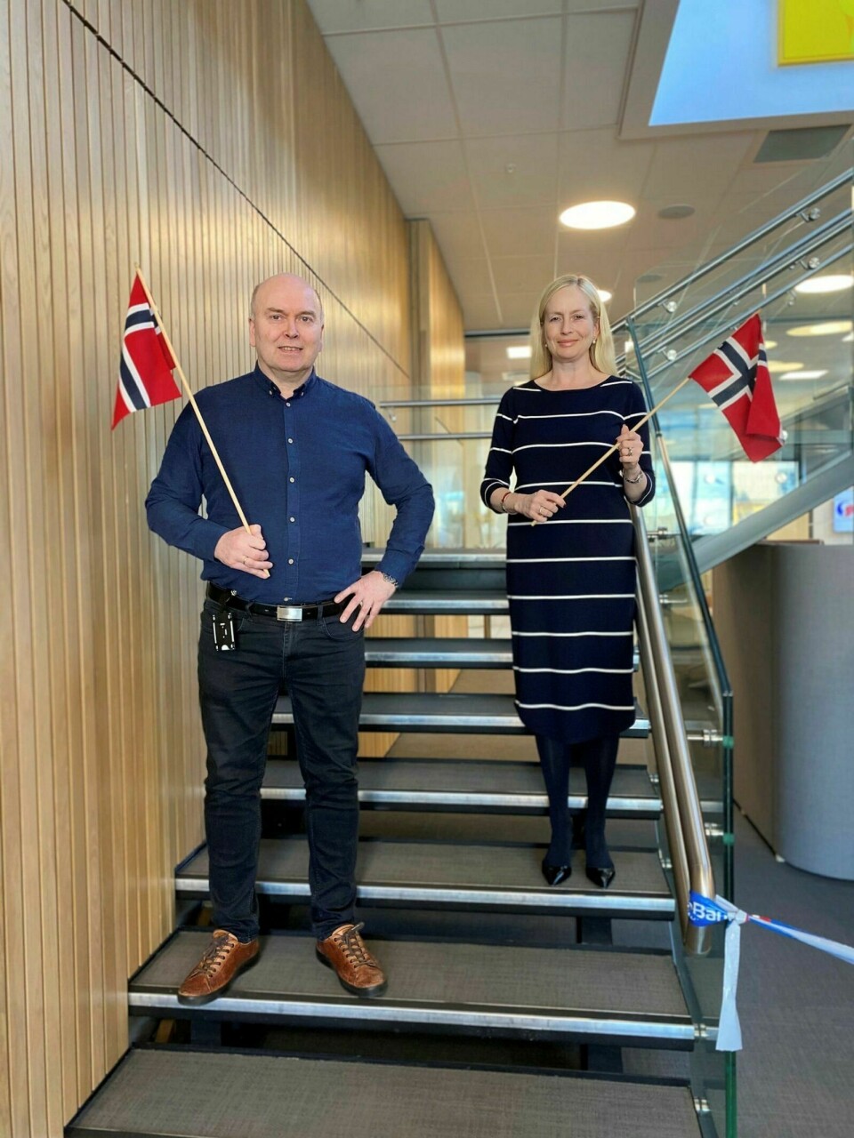 GIR TIL FRIVILLIGHETA: Avdelingsleder John Arne Karlsen og banksjef i Midt-Troms, Siri Lund. Foto: Sparebanken Nord-Norge