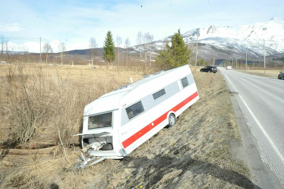 LØSNET FRA SLEPEKROKEN: Campingvogna stod godt plantet ned i den dype skråningen etter at den på ett eller annet vis løsnet fra slepekroken på personbilen den var festet til. Foto: Leif A. Stensland