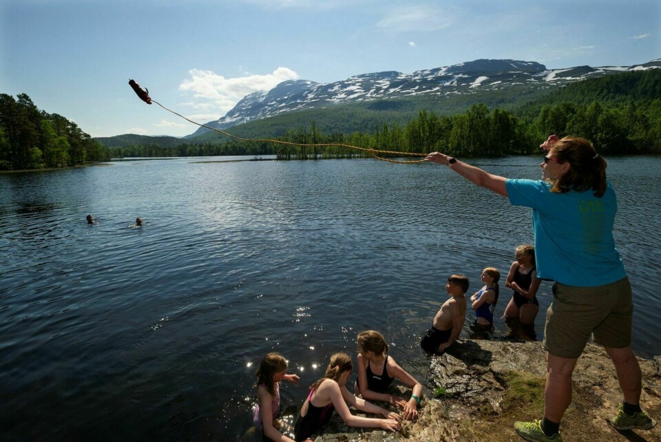 FIKK IKKE MIDLER: Tove Amundsen Fuglem i Midt-Troms friluftsråd kaster livline ut til barna for å demonstrere livredning fra land. Hun er glad for tildelingen av friluftsmidler, men er overrasket over at friluftsrådet ikke ble tildelt midler til utendørs svømmeopplæring. Arkivfoto: Terje Tverås