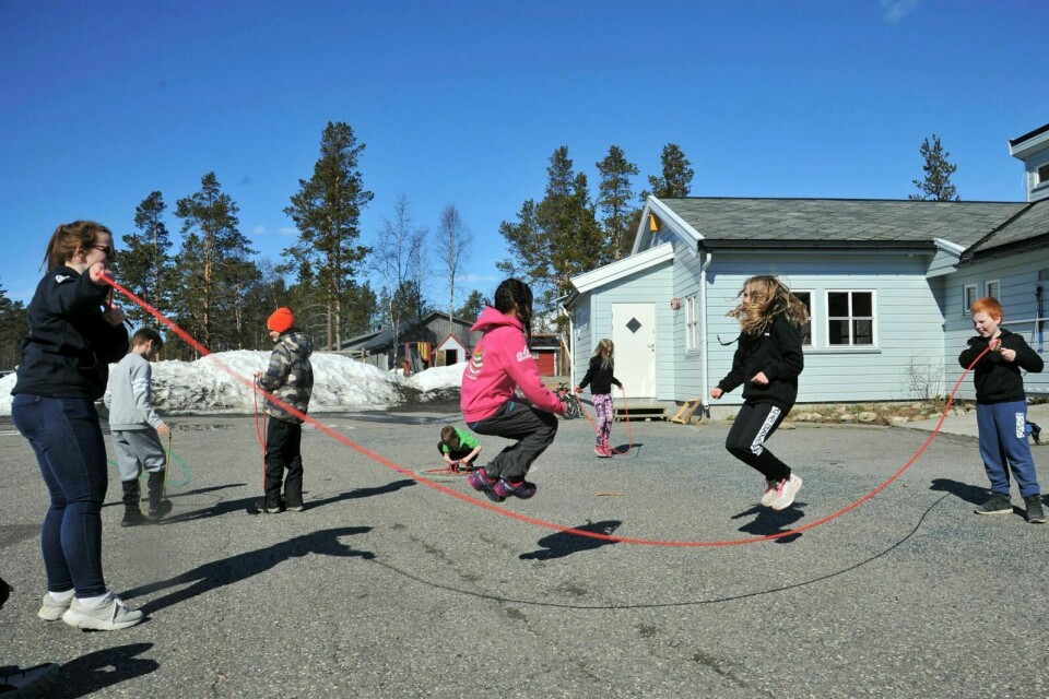AKTIVITET: Målet er å øke den fysiske aktiviteten i skolen. Her hopper elevene ved Øvre Bardu skole. Foto: Marius Mikalsen