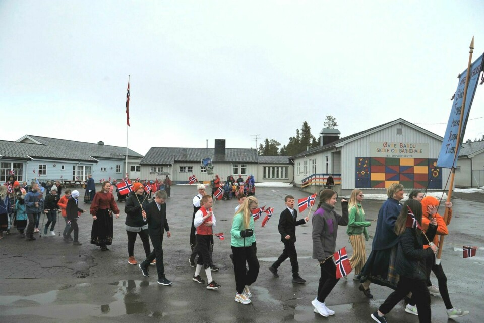 TOG: Det var både flagg, sang og 'hurra' utenfor skolen og barnehagen i Øvre Bardu. Foto: Marius Mikalsen