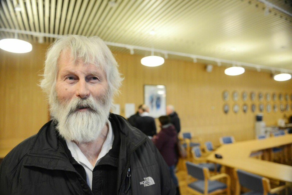 Vilhelm Kjelsvik gir honnør til ordføreren. Foto: Knut Solnes (arkiv)