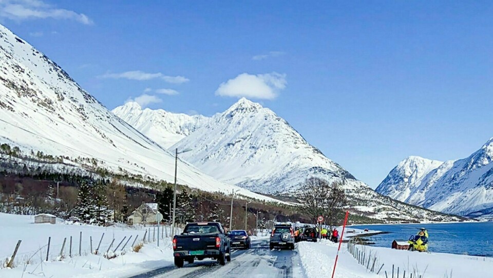 AKSJON: Både helikoptre og andre ressurser var på plass i området der to personer omkom i et snøskred i Lyngen i Troms lørdag. Foto: Elvira Kolsing / Nordlys / NTB