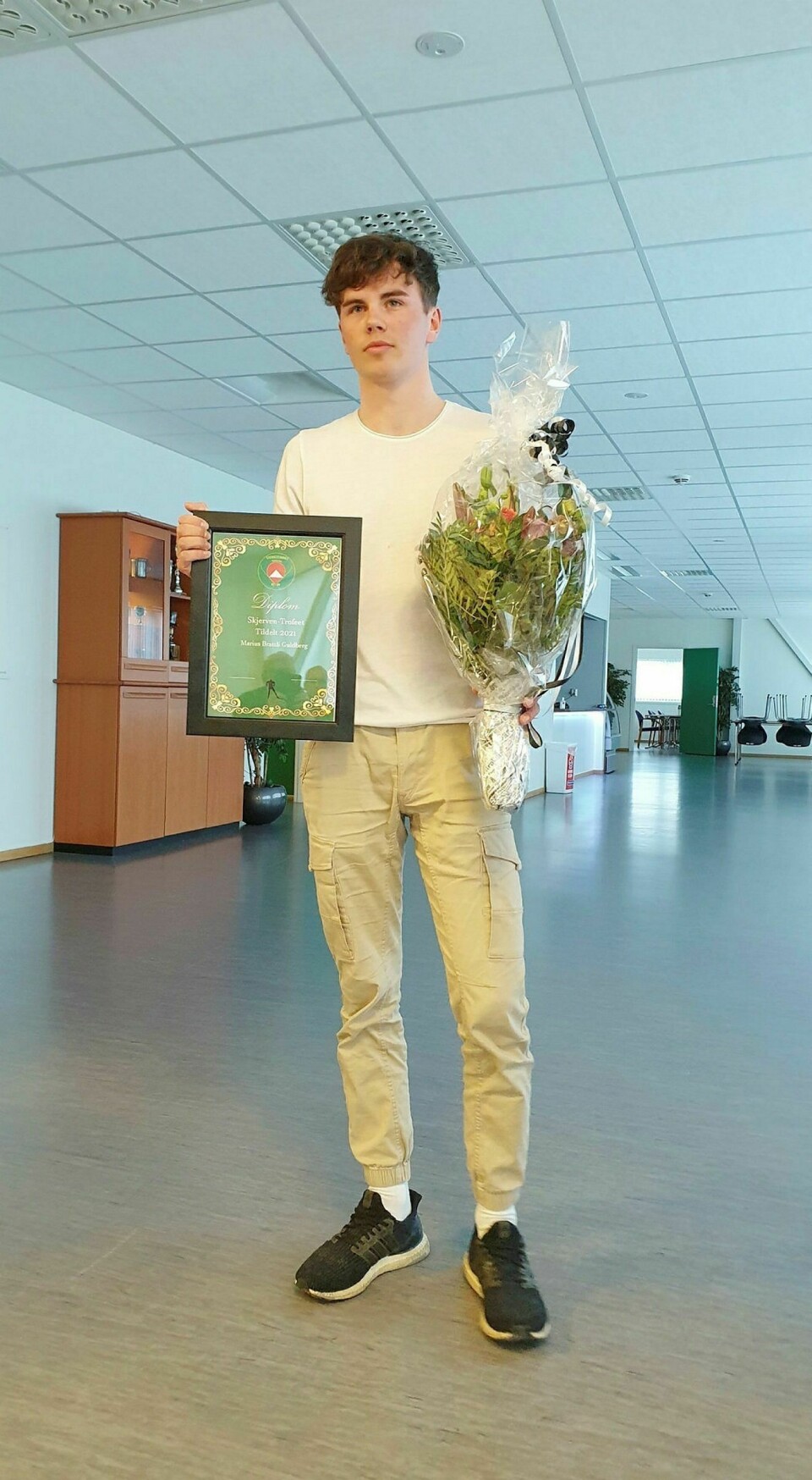 HEDRET: Marius Brattli Guldberg ble tildelt Skjerven-prisen til Storsteinnes idrettslag på årsmøtet nylig. Foto: Privat