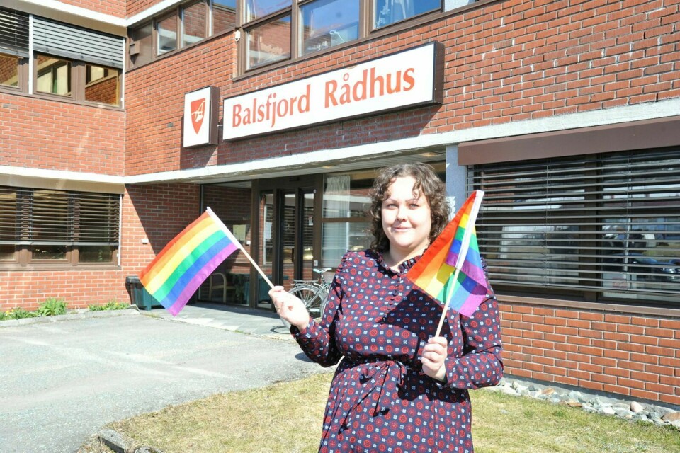 VELDIG POSITIVT: Rebecca Rehnlund er veldig fornøyd over at samtlige politiske parti i Balsfjord stiller seg positivt til at Pride-flagget skal pryde flaggstanga utafor rådhuset ei ukes tid i juni som markering på støtte til skeiv kjærlighet og mangfold. Foto: Leif A. Stensland