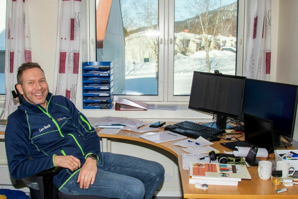LOKKER: Avdelingsleder Lars Henrik Kristiansen ved Mosjøen videregående skole lokker med landsdelens eneste kompetansesenter for skog. Foto: Privat