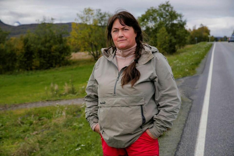 VIL BERGE ANDRE: Ann Kristin Lilleeng Mortensen mistet ektemannen Wiggo i ei traktorulykke i 2014. Nå fronter hun bruk av setebelter i traktor i en stor nasjonal kampanje. Foto: Trond Høines/Spoon/Arbeidstilsynet