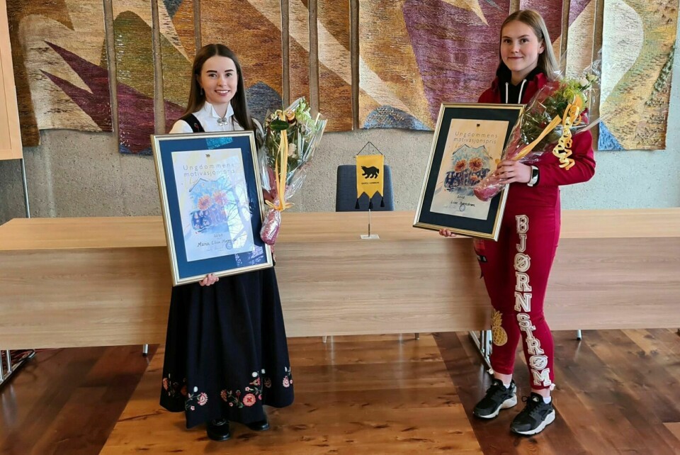 TIDLIGERE VINNERNE: Marie Elise Moeng Sagen (til venstre) og Line Bjørnstrøm mottok ungdommens motivasjonspris 17. mai i fjor. I år blir det ingen vinnere av prisen. Foto: Bardu kommune