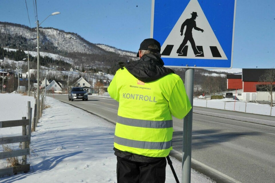 KONTROLL: Både på Storsteinnes og Nordkjosbotn gjennom Statens vegvesen fredag kontroll der fokus var på bruk av bilbelte, dekk og teknisk stand på kjøretøyene. Foto: Leif A. Stensland