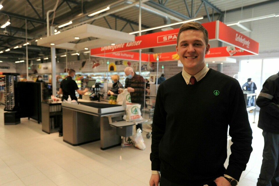 FORNØYD: Kjøpmann Krister Skogli er storfornøyd med å ha åpnet en butikk han selv beskriver som moderne og med nytt og moderne utstyr. Foto: Maiken Kiil Kristiansen