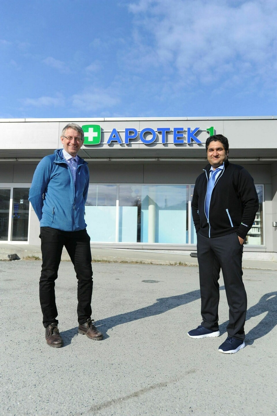 STOLTE: Både initiativtaker og styreleder John Giæver og apoteker Fahad Mukhtar er svært fornøyde med og stolte av det nye apoteket til Apotek1 i Nordkjosbotn. Foto: Maiken Kiil Kristiansen