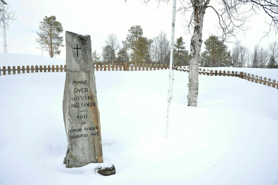 VURDERES FLYTTET: Denne minnesteinen for sovjetiske krigsfanger vurderes gjenoppreist ved Elveparken på Andselv. I øyeblikket står den lagret i Midt-Troms museums lokaler i Sundlia leir. ARKIVFOTO: MORTEN KASBERGSEN Foto: Morten Kasbergsen