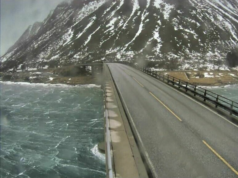 Det er sterk vind i Nord-Norge onsdag, Flere veistrekninger, fergeruter og skoler er blitt rammet. Her blåser det mye ved Gimsøybrua i Lofoten. Foto: Statens vegvesen / NTB