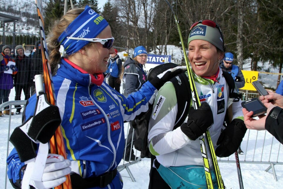 BJØRGEN-BIOGRAFI: Merete Myrseth gratulerer Marit Bjørgen etter NM-distansen i Kilbotn ved Harstad for noen år siden. Foto: Ivar Løvland (arkiv)