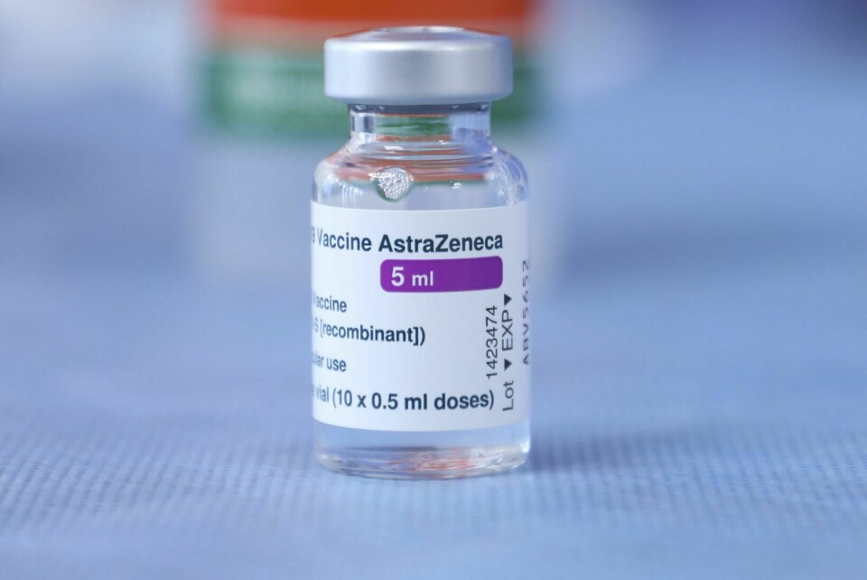 En ansatt som har fått AstraZeneca-vaksinen, er innlagt på UNN Harstad. Foto: Admir Buljubasic / AP / NTB