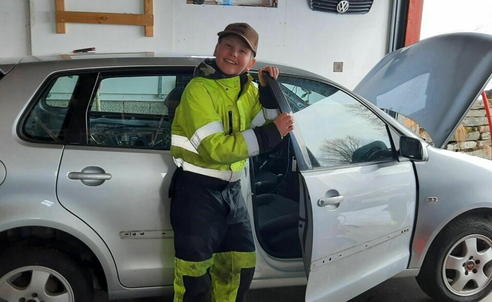 LYKKELIG: Olliver Moen Rydeng fra Møllerhaugen er lykkelig bileier i en alder av 12 år. Foto: PRIVAT