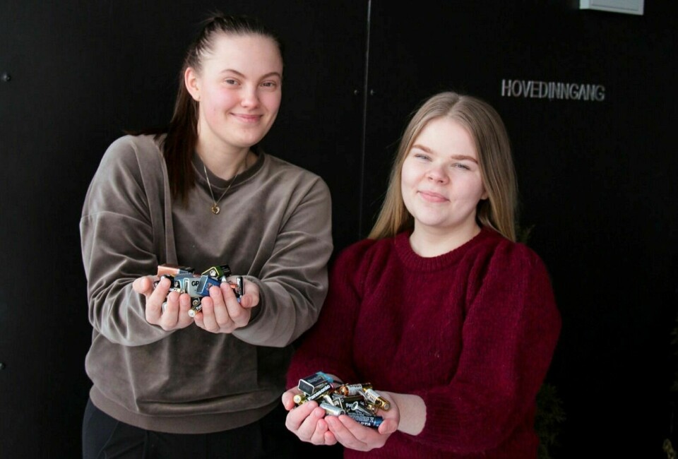 MILJØPROBLEM: Ramona-Isabell Johnsen (t.v.) og Julie Nordli Larsen synes altfor lite brukte batterier gjenvinnes. De jobber med en oppfinnelse som kan gjøre det morsommere å resirkulere, og denne tar de med seg til fylkesmesterskapet i ungdomsbedrift. Foto: Privat