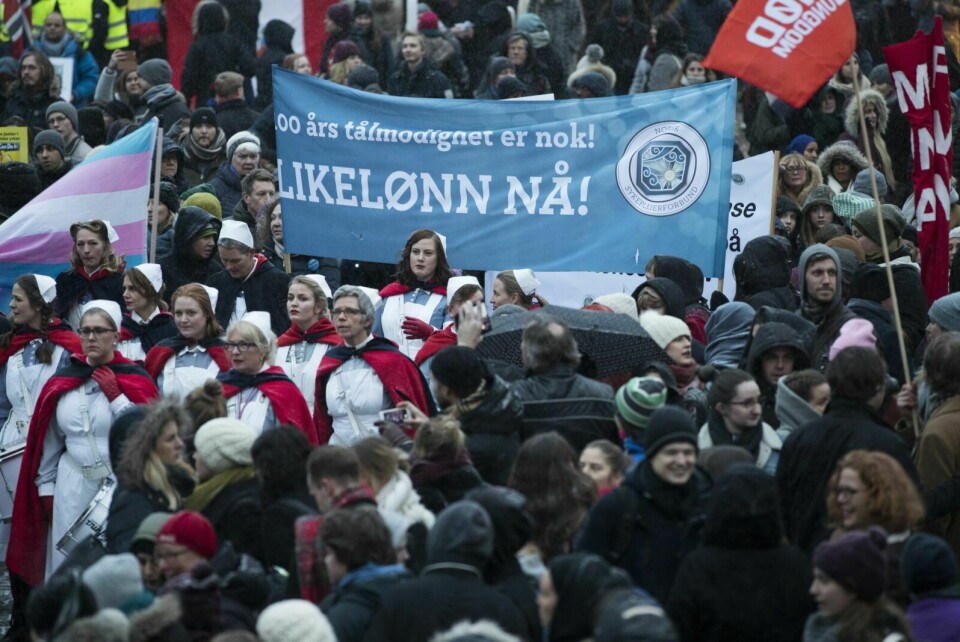LØNNSGAPET ØKER: I år etter år har kvinner marsjert i 8. mars-tog med krav om likelønn. Nå kan koronakrisen ha satt kampen mange år tilbake. Foto: Berit Roald / NTB