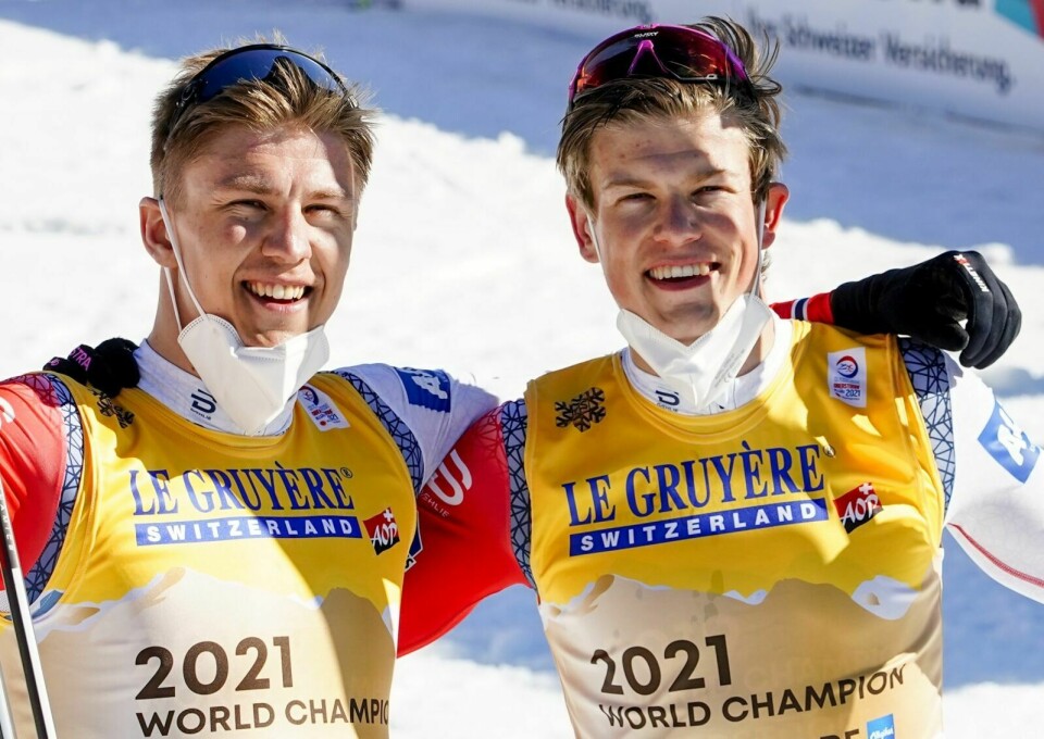 GULLJUBEL: Erik Valnes og Johannes Klæbo gikk inn til gull under finalen i lagsprint langrenn for menn under VM på ski 2021 i Oberstdorf, Tyskland. Foto: Lise Åserud / NTB