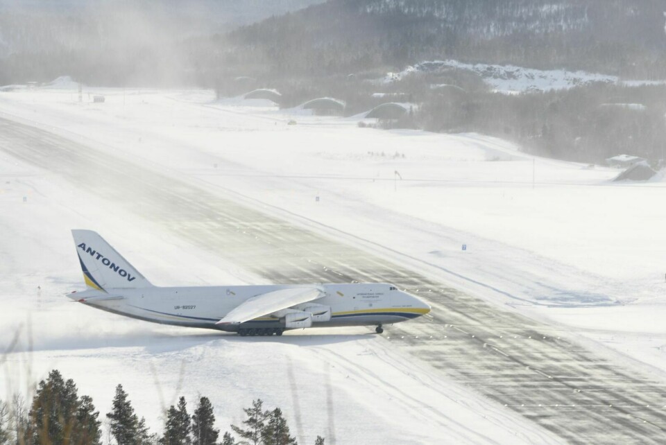 SVÆRT: Det var ikke akkurat et lite fly som landet på Bardufoss lufthavn fredag morgen. Snarere tvert imot. Foto: Torbjørn Kosmo