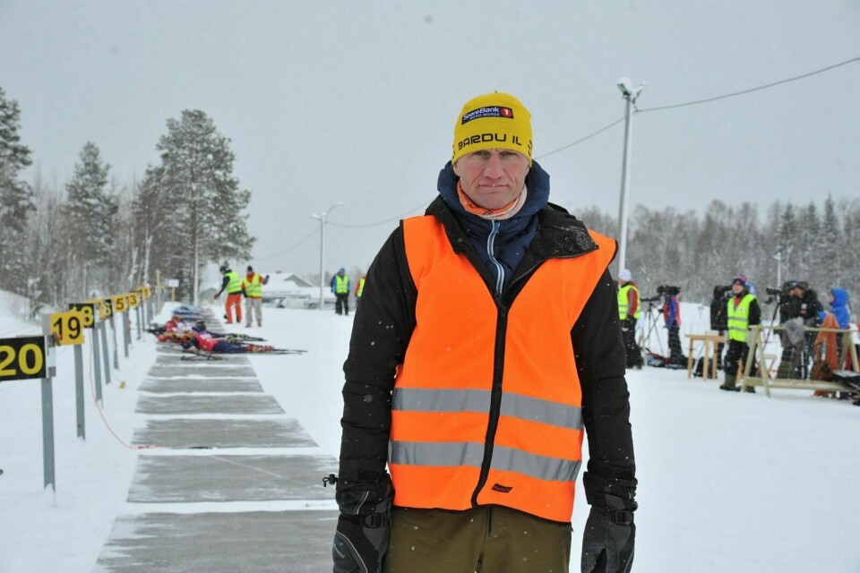 GOD DELTAKELSE: Rennleder John Olav Fuglem mener det er all grunn til å være fornøyd med at så mange som 80 deltakere stilte til start på helgas KM på Storlømyra skiskytterstadion. Foto: Leif A. Stensland