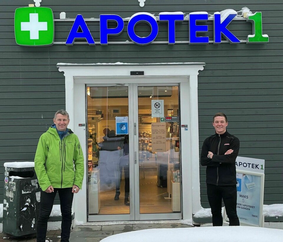 GODT SAMARBEID: John Giæver og Krister Skogli har utviklet et godt samarbeid, og er fornøyde med å få etablert et nytt medisinutsalg på Storsteinnes. Foto: Privat
