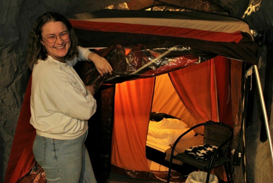 NOSTALGI: Karianne Drage ønsker å tilby noe unikt, og overnatting i telt innendørs er en del av Basecamp Nord sitt nye konsept. Hva med å tilbringe ei natt i et godt gammeldags hustelt fra syttitallet - men på en skikkelig madrass? Foto: Vera Lill Bjørkhaug